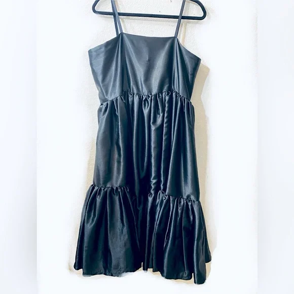 Elegant Black Satin Dress - Picture 4 of 7